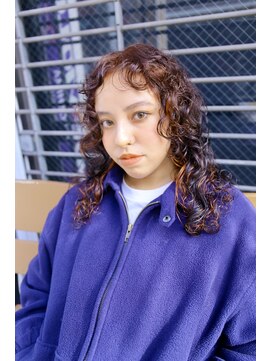 スリーアン(THREE ann.) スパイラルパーマ、ポイントカラー