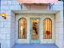 ～サロンの店内～南フランス風の落ち着いた上質なサロン