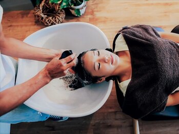イリス(Iris)の写真/凄腕Stylistのマンツーマン施術◎頭皮環境に合わせた極上ヘッドスパで、リラックスしながら健康的な美髪へ