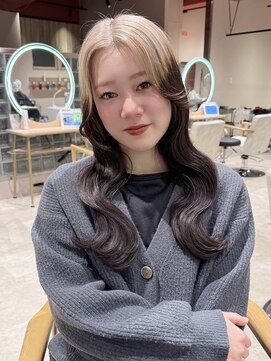 ヘアーアンドメイク ビス(HAIR&MAKE bis) ホワイトミルクティー×ブラウンルーツカラー♪【Ayaka】