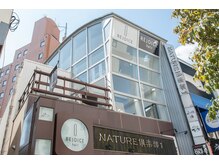 ガラス張りの外観が特徴的な建物の２階の店舗です。