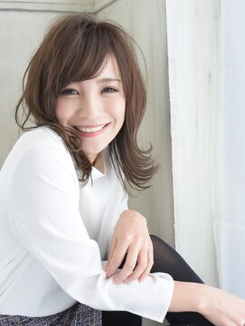 ヘアアンドメイク アリス(hair&make ALICE produce by COLT) 外はねミディアム×切りっぱなし×柔らかグレージュ