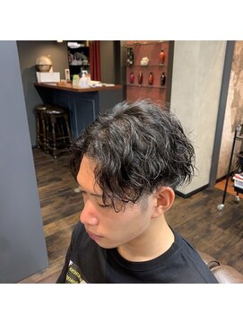 クリエイティブ ヘアー ワタナベ(Creative Hair Watanabe) センターパート　ツイストスパイラルパーマ　チャコールグレー