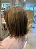 ベージュ シルバー系のハイライト うる艶外はねボブディ