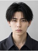 垂れる毛束がカッコいいシースルーセンターパート毛流れショート