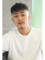 にもう&nbsp;ツイストパーマ前下がりフェードカットベリーショート１