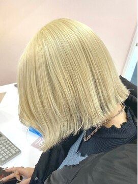 ゲーム バイ アランスミシー 横浜(GAME by Alan Smithee) ホワイトゴールド×切りっぱなしボブ