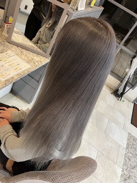 ラピステン 福岡天神 大名店(Lapis) 10代・20代/ブリーチ1回～/色落ち◎シルバーカラー