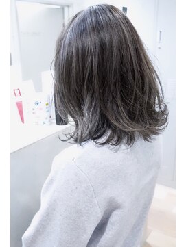 オウル(Owll) 切りっぱなしヘルシーレイヤーボブイルミナカラーグレージュ