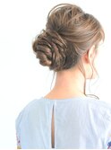 上品な低めアップの編み込みヘアアレンジ♪結婚式や二次会にも◎