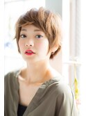 ミニマムなフレンチショートに柔らかく揺れ動く毛先をプラスして
