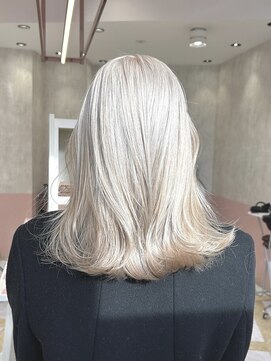 リー 梅田(Lee) ブリーチ履歴2～3回必須/ホワイト/シルバーカラー/ハイトーン