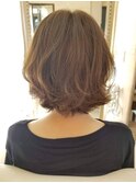 軽やかさと洗練をまとう、大人のショートボブ