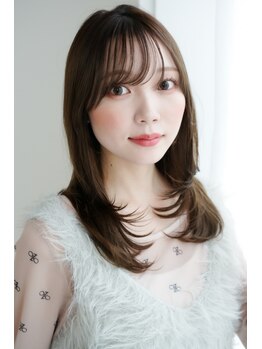 《流行りの顔周りレイヤーカット》繊細なカット技術だからこそできる、華やかさとトレンド感あるヘアに＊