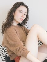 ソーコ 渋谷(SOCO)&nbsp;【SUN】くせ毛風センターパートふわミディマーメイドアッシュ