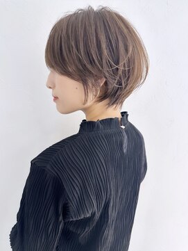 アンド ストーリーズ(&STORIES) 前髪ありのマッシュショートボブ