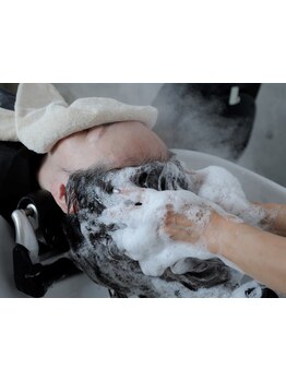 ケアファーストなカラー専門店だからヘッドスパにもこだわり。独自のメソッドで髪と頭皮の深層にアプローチ