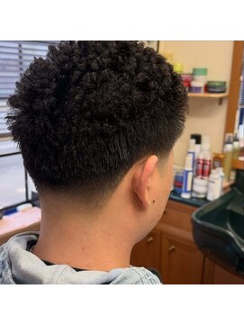 カットハウス コヤマ アフロとテーパーフェード