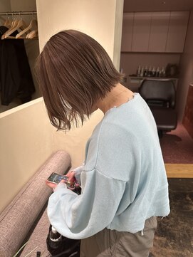 メク(meku) くすみベージュ/ブリーチカラー