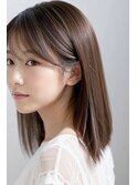 やや前下がりにカットした切りっぱなしスタイル