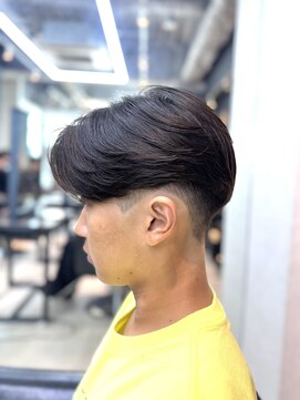MEN’S HAIR/刈り上げセンターパート