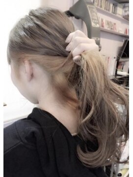 ビヨンドイー(beyond E) ミルクティーグレージュインナーカラーイエロー