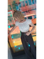 エレラビューティー(ELERA beauty)&nbsp;ハイトーンベージュ×切りっぱなしボブ