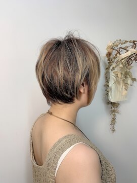 イーラ(era) 《era》ペールベージュ　セクシーショート　耳掛けアレンジみわ