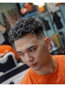 タイト スワッグ バーバーワークス(TIGHT SWAG BARBERWORKS) スキンフェード×ベーシックパーマ