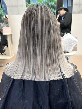 ヌエン 渋谷(NU/EN) 秋のトレンド外国人風バレイヤージュとホワイトグレージュのボブ