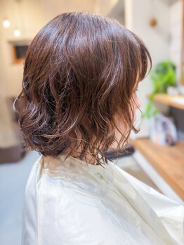 狙ったところにボリューム感を出せる<ゆるふあパーマ>がイチオシ☆扱いやすいデザインと質感の良さが好評◎