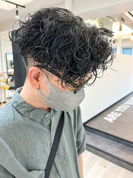 ウェイビーエフティフィフス 横浜西口(WAVEY ft.fifth) 波巻きスパイラルパーマセンターパート波巻きパーマツーブロック