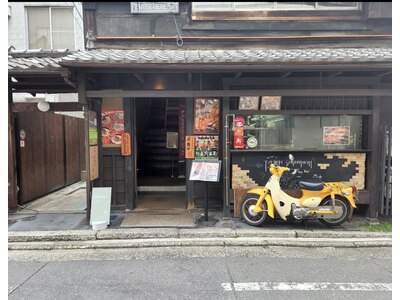 御幸町下る白い提灯目印のつじやさん同建物２階奥です。画面中央