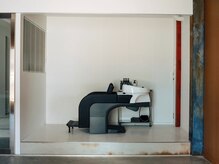早川理容(hykw/barber)の雰囲気（メインフロアとのメリハリをつけたシャンプースペース）