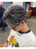横顔決まるホワイトシルバーバレイヤージュサーフフェザー