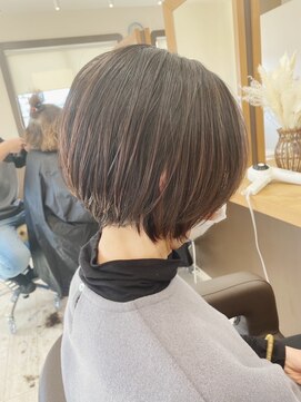 チェレ ロッソ 金剛店(Chere rosso) 丸みショート×くびれ×カーキアッシュ