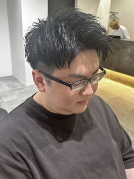 ヒュイル バイ ニアウ(Hwyl by Niau) メンズマッシュパーマニュアンスパーマスパイラルパーマ刈り上げ