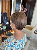 グレイヘアーを活かした明るめショート