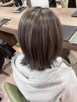 アウラ(AURA)&nbsp;盛岡駅タッセルボブハイトーンカラーミルクティーベージュ外ハネ