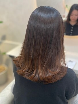 品よく揺れる、柔らかい髪質改善レイヤーストレート