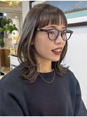 透明感がオリーブベージュミディアムレイヤーくびれヘア