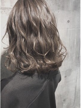 ホワイト 伊勢崎(WHITE) オリジナルカラーで髪の赤味をリセット☆透明感シルバーアッシュ