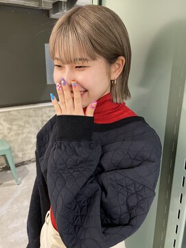 ロジ(loji) ブロンドベージュのボブスタイル