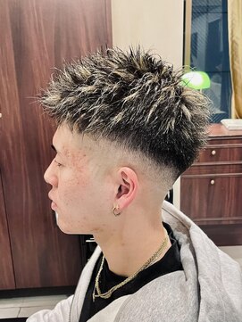 グレイスフルバーバーロンドン 大宮店(Graceful Barber London) 【20代 男性】スキンフェード金メッシュ