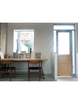 【都立大学】ヨーロッパから買い付けたアンティーク感のある店内。女性スタイリストによる一流のサービスを