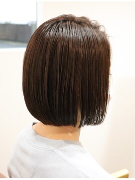 ウィスカーヘアー(whisker hair) ストレートボブ
