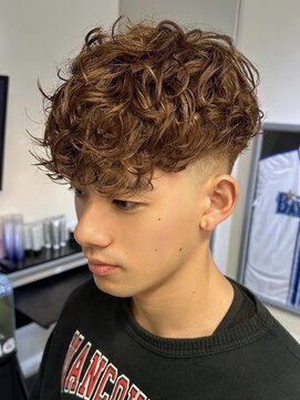 ウェイビーエフティフィフス 横浜西口(WAVEY ft.fifth) スペインカールラルフカールスキンフェードカット刈り上げ横浜