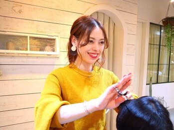 ジュネス 表参道(JYUNESU)の写真/【業界屈指】モデルや芸能人から厚い信頼を得る一流スタイリストが集結!講師や撮影等のヘアメイクを担当☆