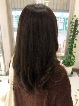 リリー(Lily)の写真/髪と頭皮に優しいオーガニックカラーで、ダメージレスに艶感をプラス♪髪に優しく、理想の色味を実現◎