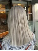 ホワイトベージュのストレートミディ